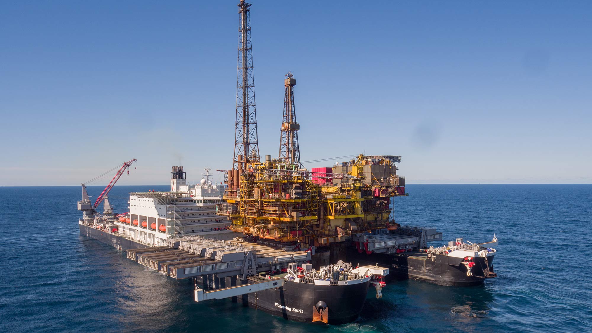 Fast lift of the Delta topside. Picture @Shell