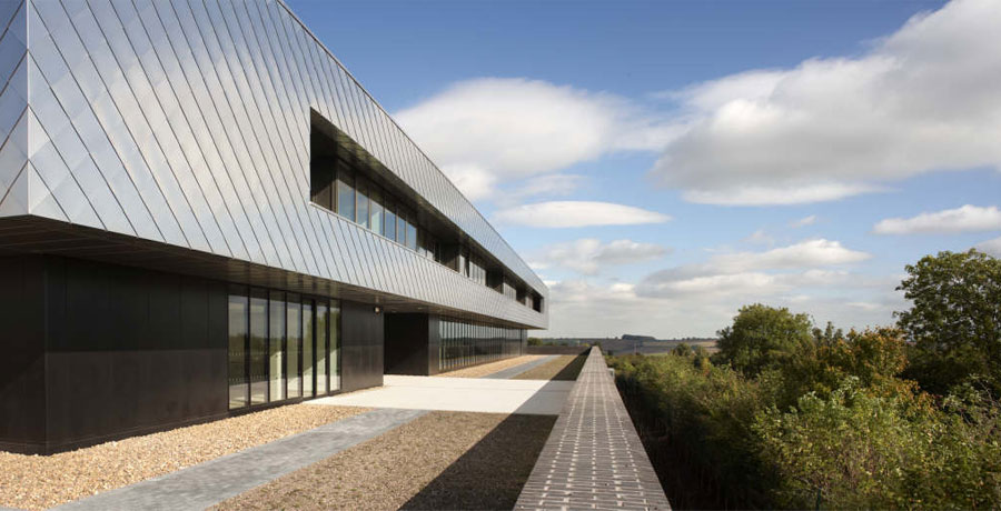Innovative design allows the complex clinical requirements to be incorporated into constrained building dimensions. 