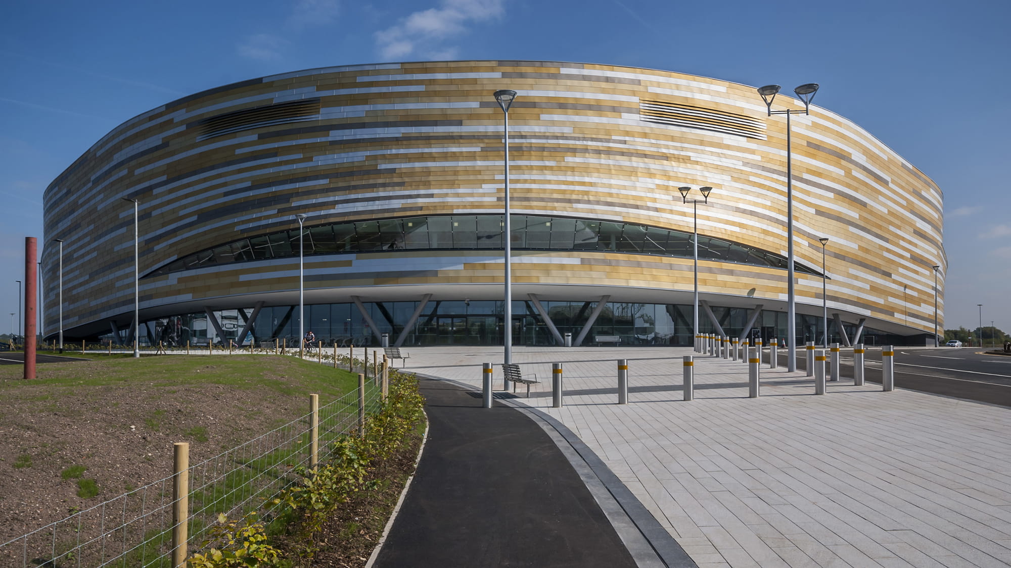 The cycle track is wrapped with four storeys of stacked support with the spectator grandstand and accommodation von opposite sides. 