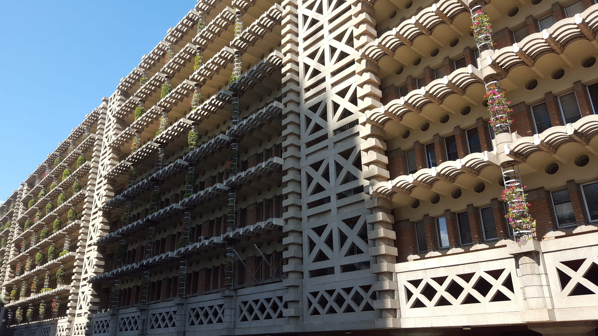 The Eastgate building is Zimbabwe's largest commerical office and one of the first in South Africa to use passing cooling.