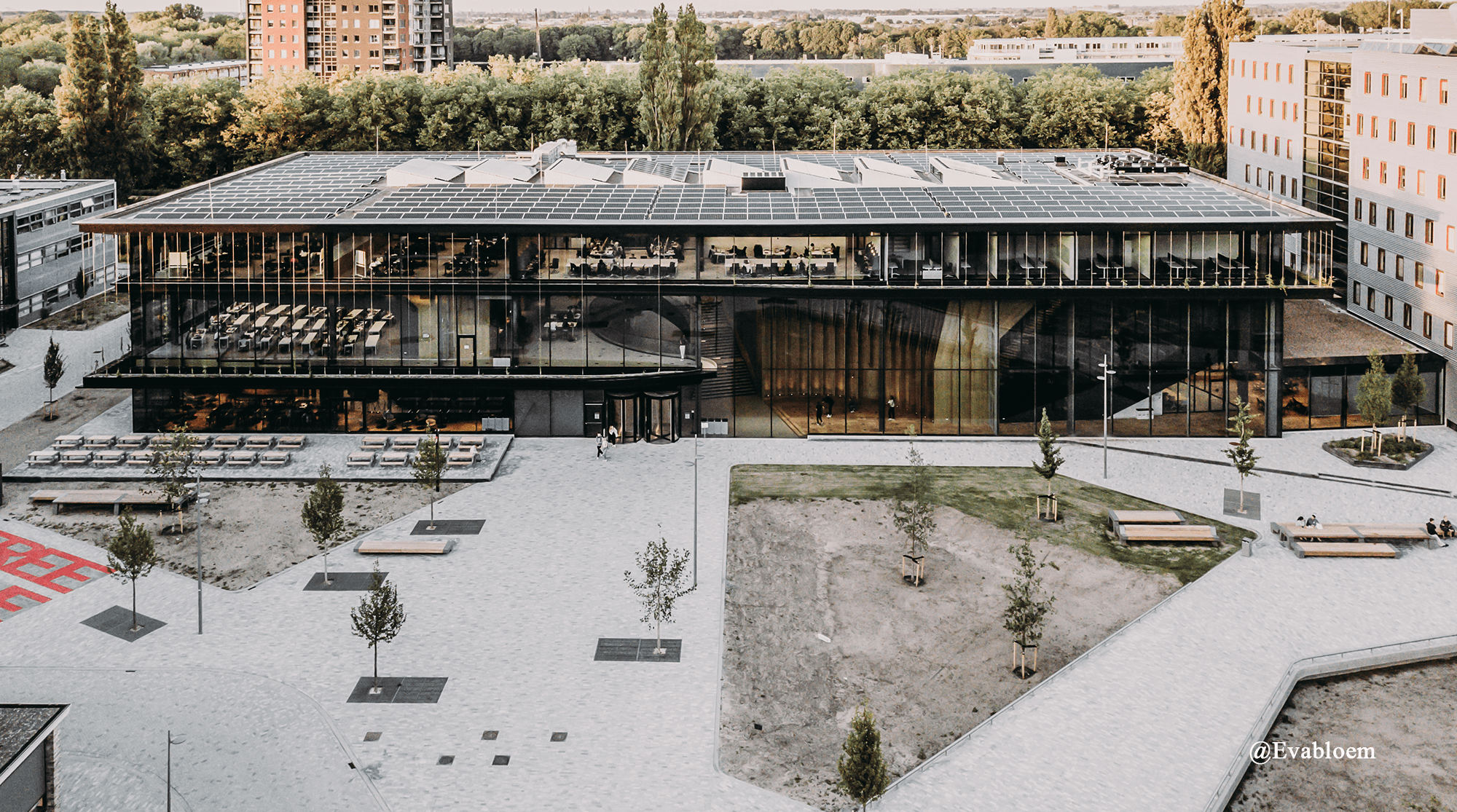 A building with a glass fa?ade