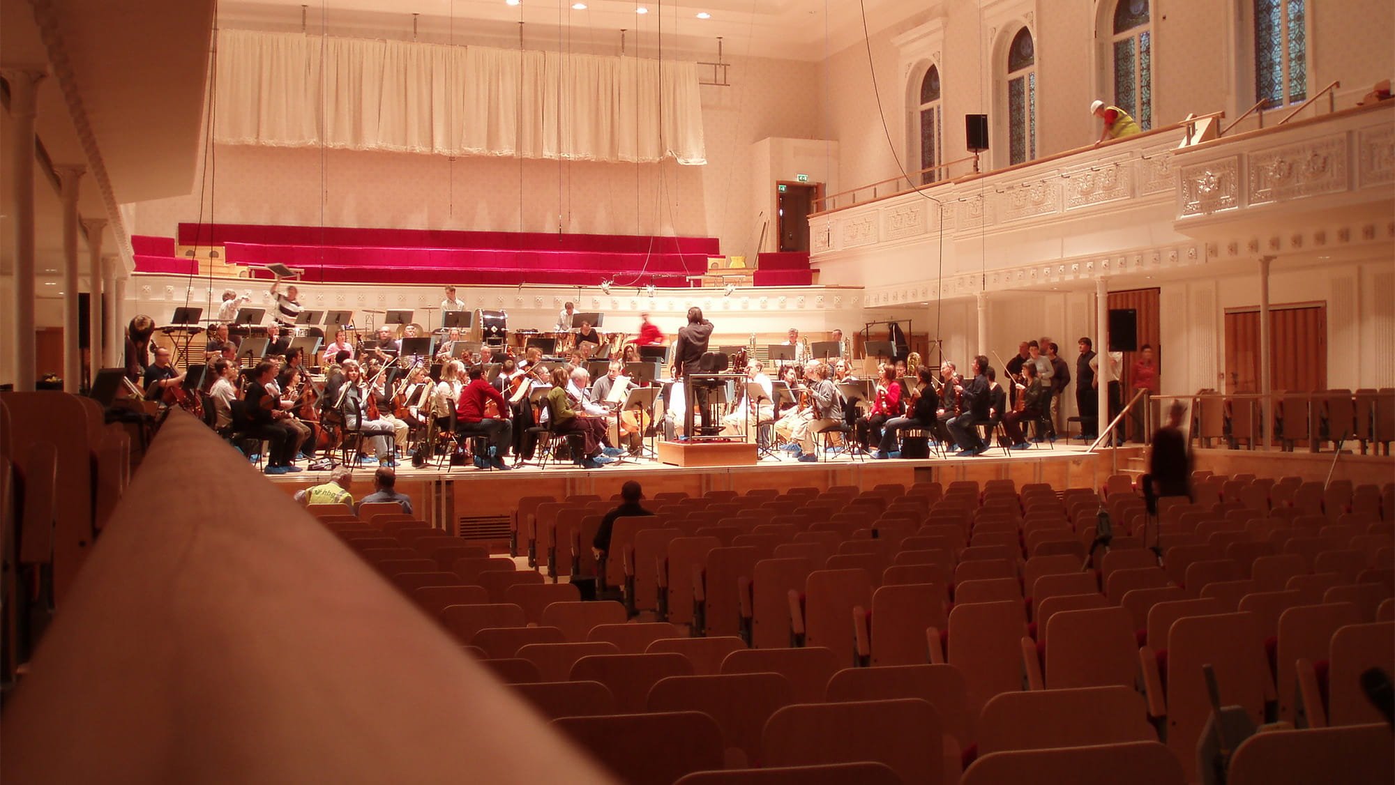 Arup’s acoustic consultants developed a scheme to increase the hall’s volume by opening up the coffered ceiling.