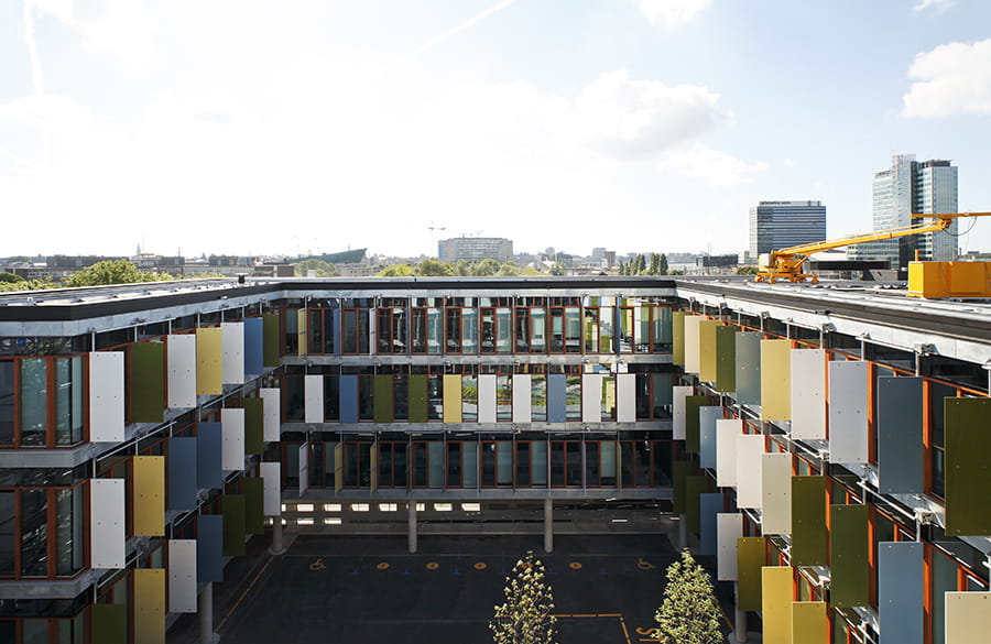 The building can be compared to a modern fortress that communicates with the city.