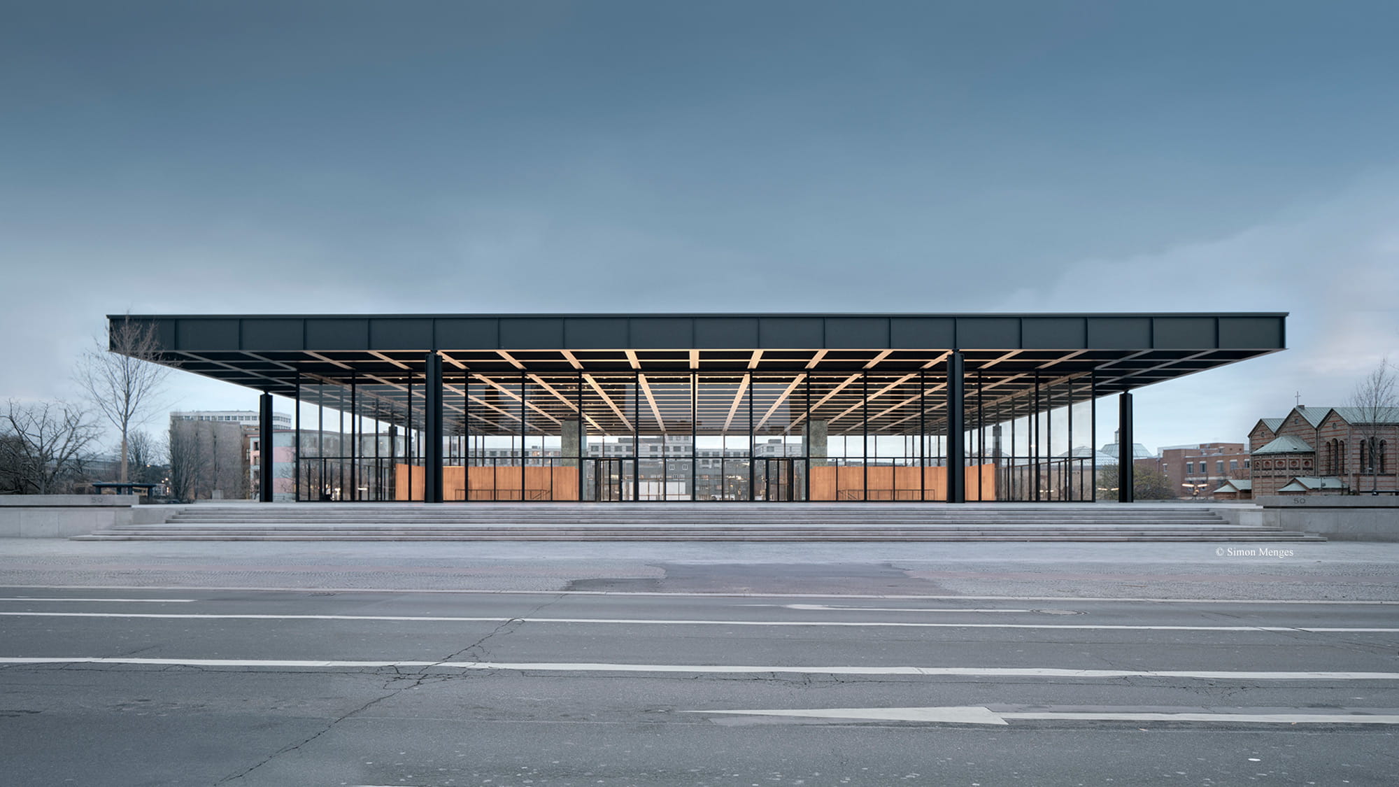 Frontalansicht der Neuen Nationalgalerie von au?en bei blauer Stunde