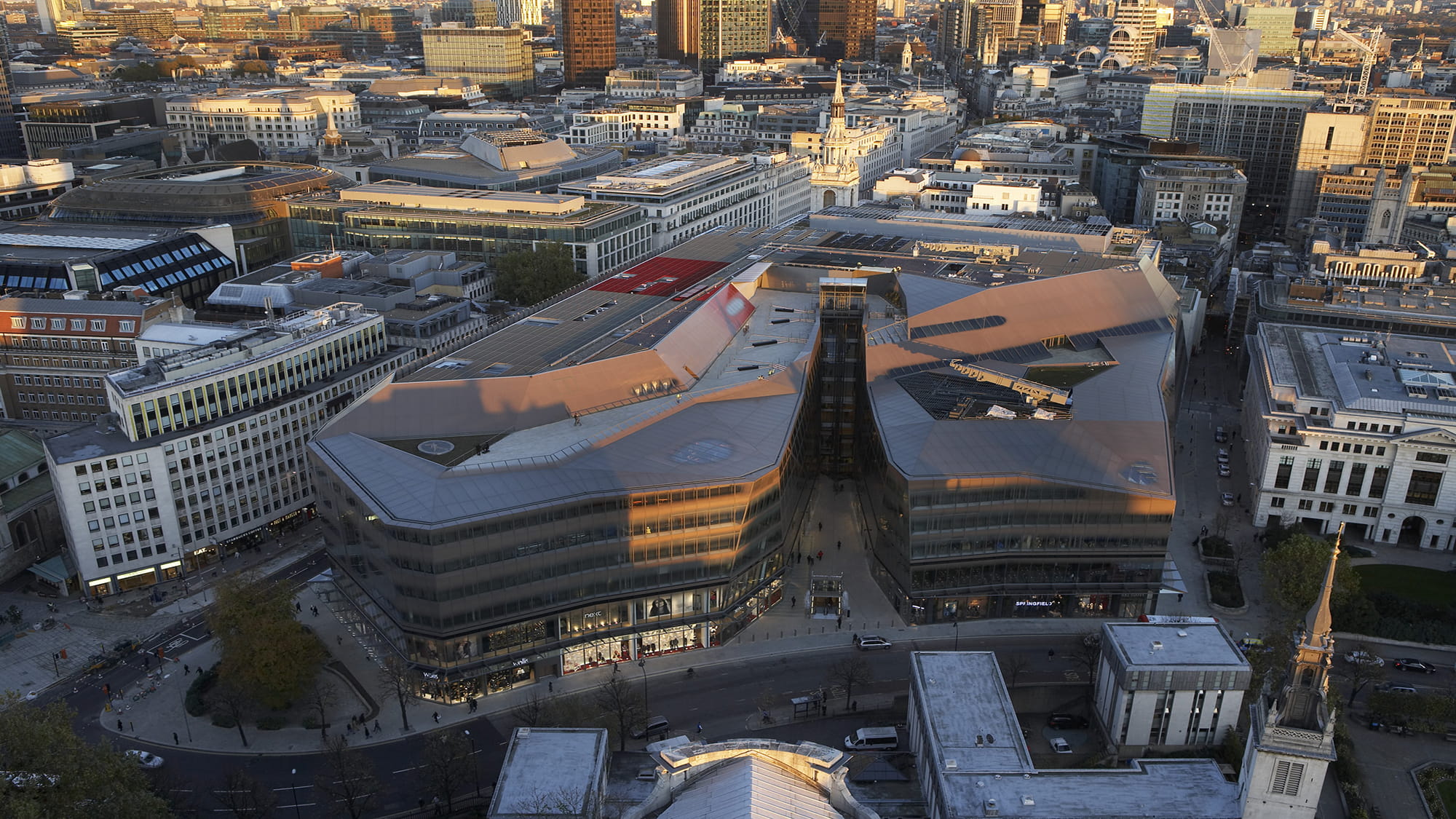 The new development at One New Change includes 32,000m2 of office space and 20,600m2 of retail space over three floors. An extensive, new rooftop space is available to local residents, workers and visitors.