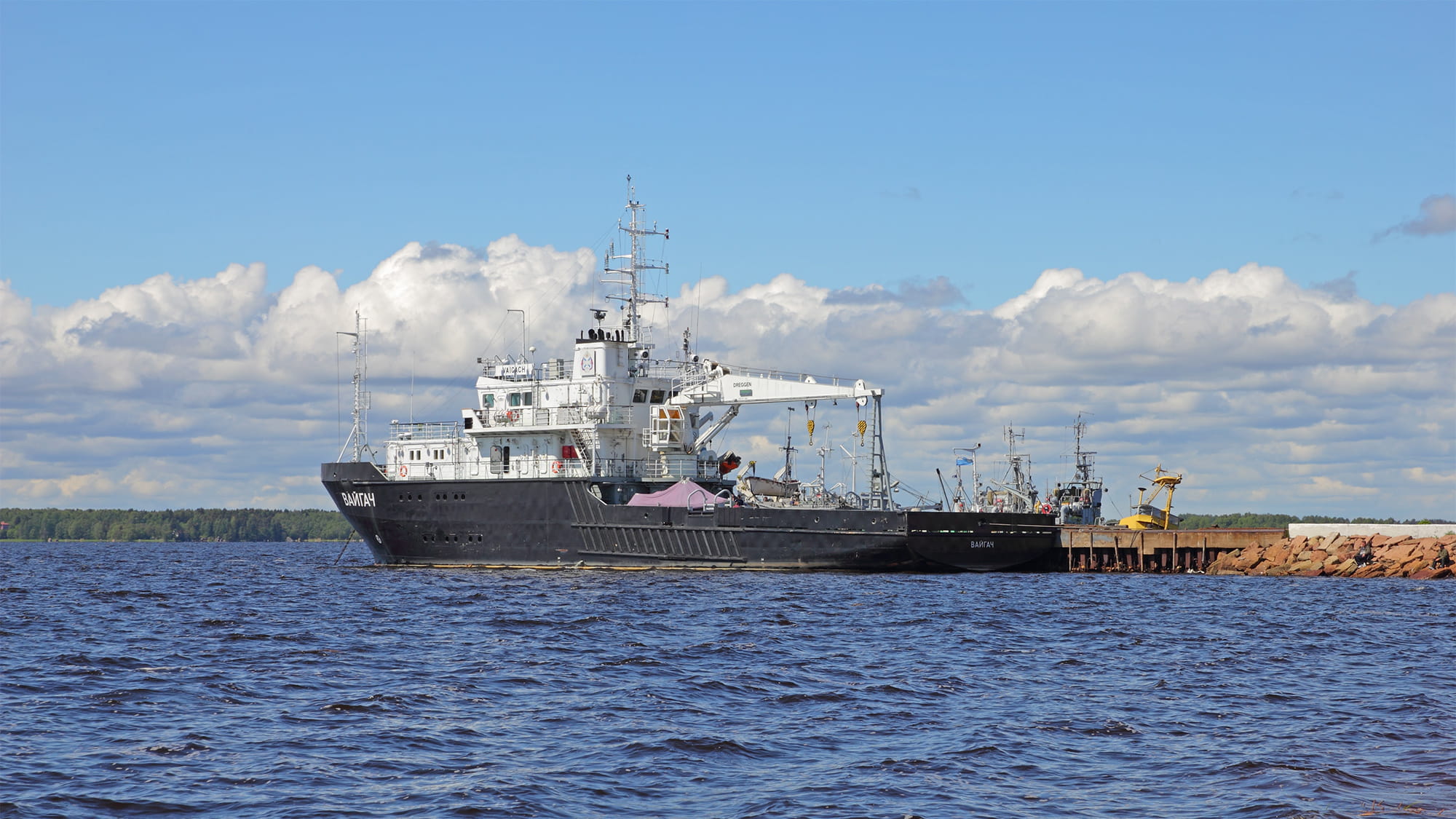 A ship in Vyborg Bay. ? A.Savin, Wikimedia Commons