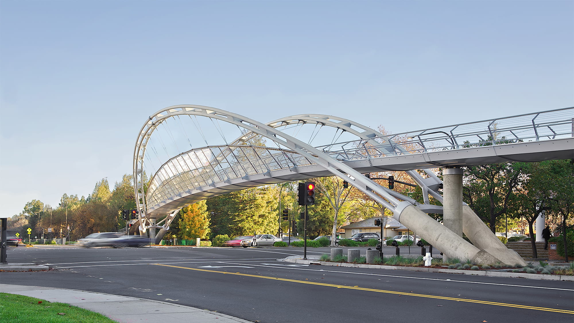 The new Robert I. Schroder overcrossing provides safe passage for pedestrians and bicyclists. The bridge structure is 184m long, has a main span of 73m and has a 3m wide path of travel. Photo: Paul Mouraille + Arup