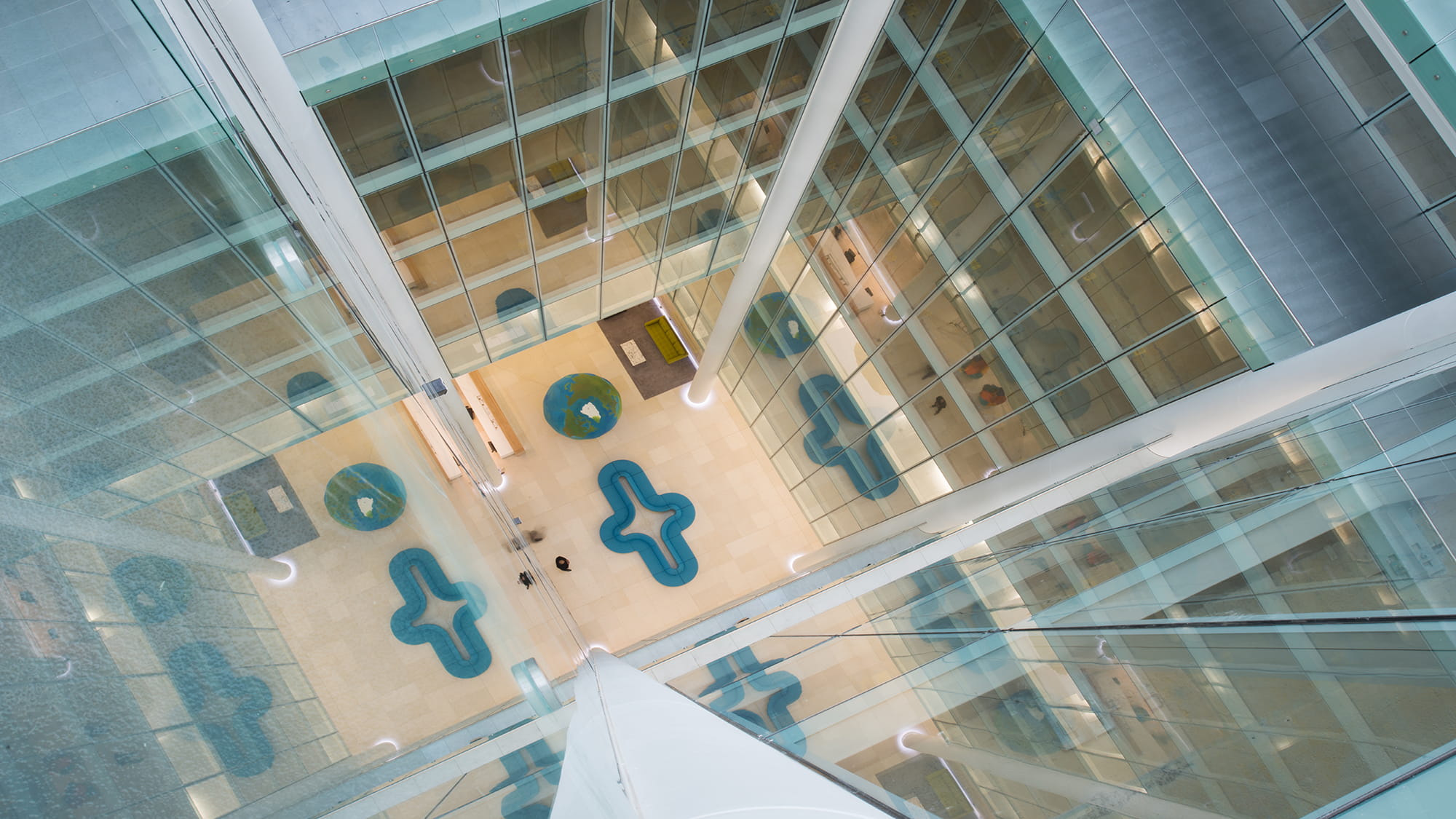 This highly integrated solution allowed for large structural spans without compromising the internal ceiling height of the offices. 