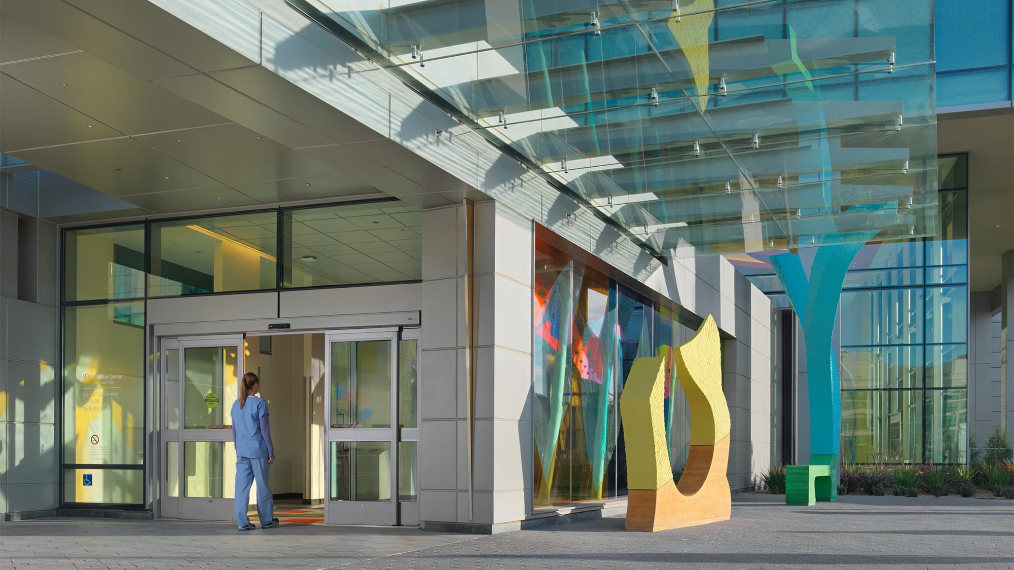 Front view of the UCSF Medical Center at Mission Bay