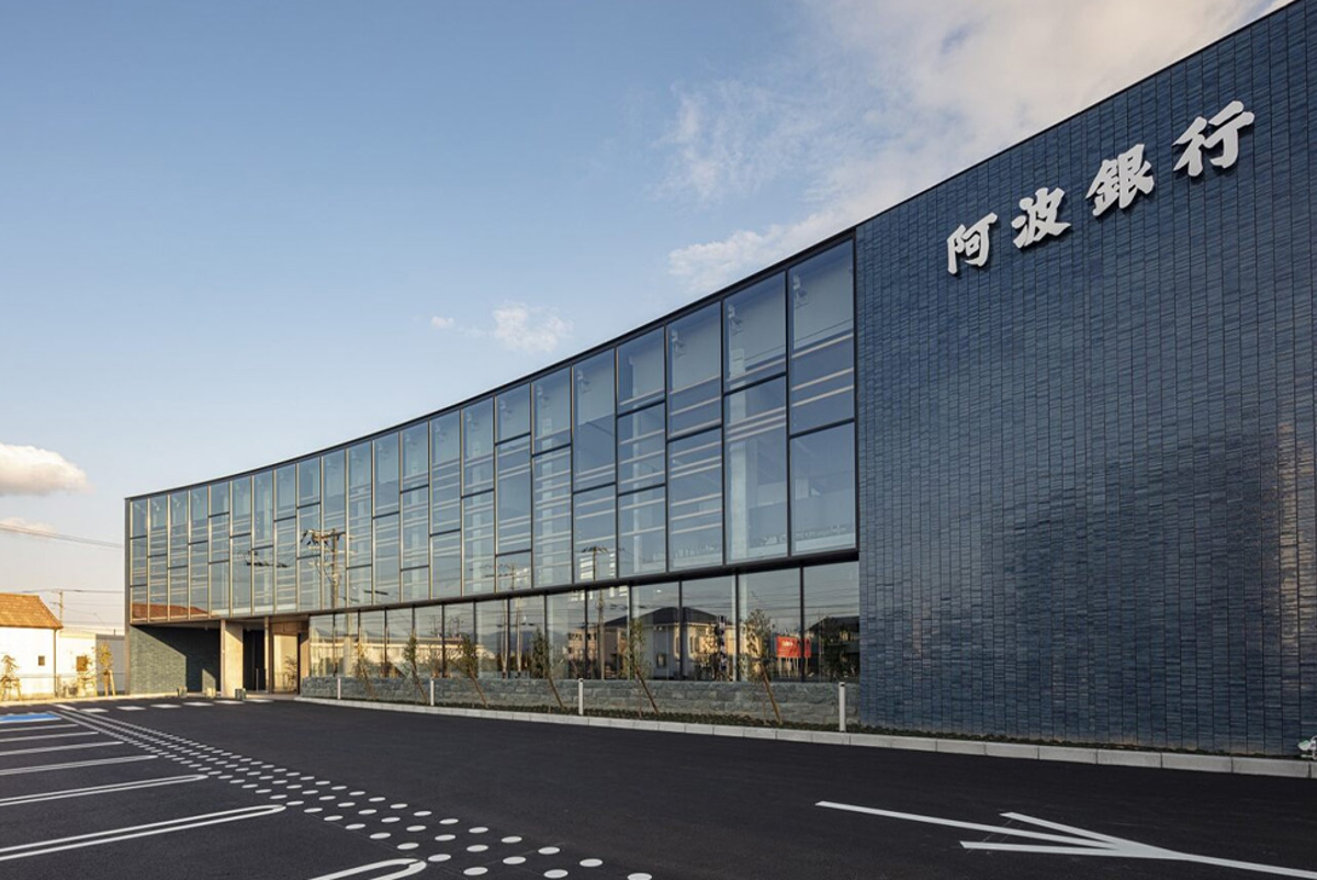 Awa Bank Aizumi Branch. Credit: Satoshi ASAKAWA