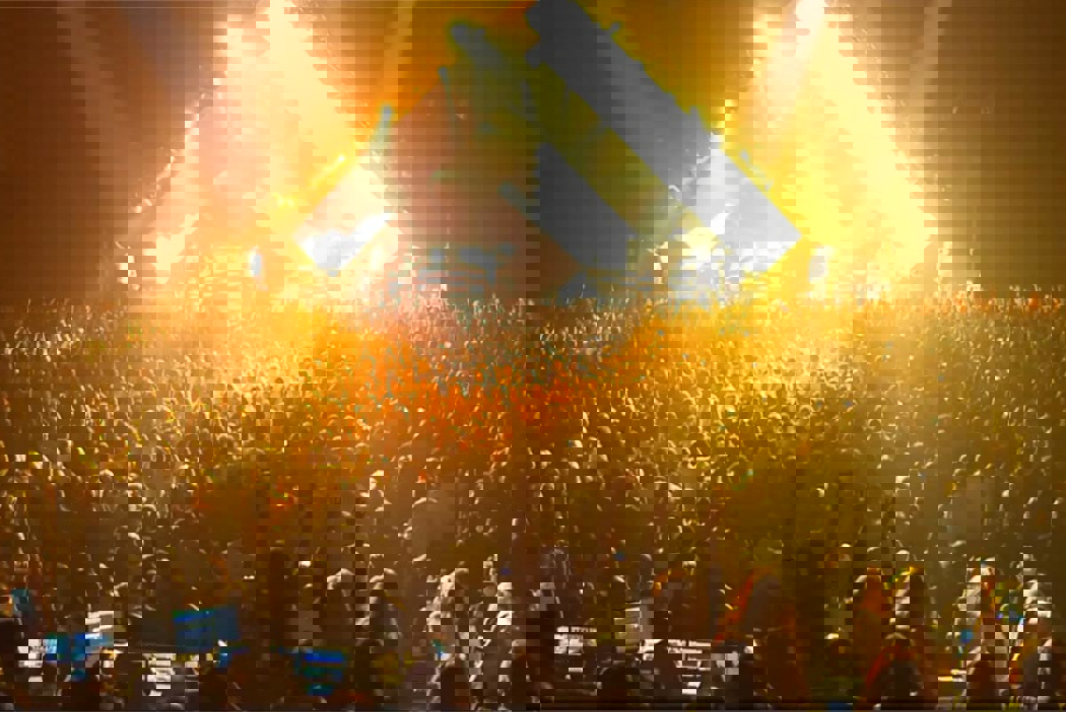 People at a nightclub - Arup's Motion platform is used to measure acceptable vibration levels 